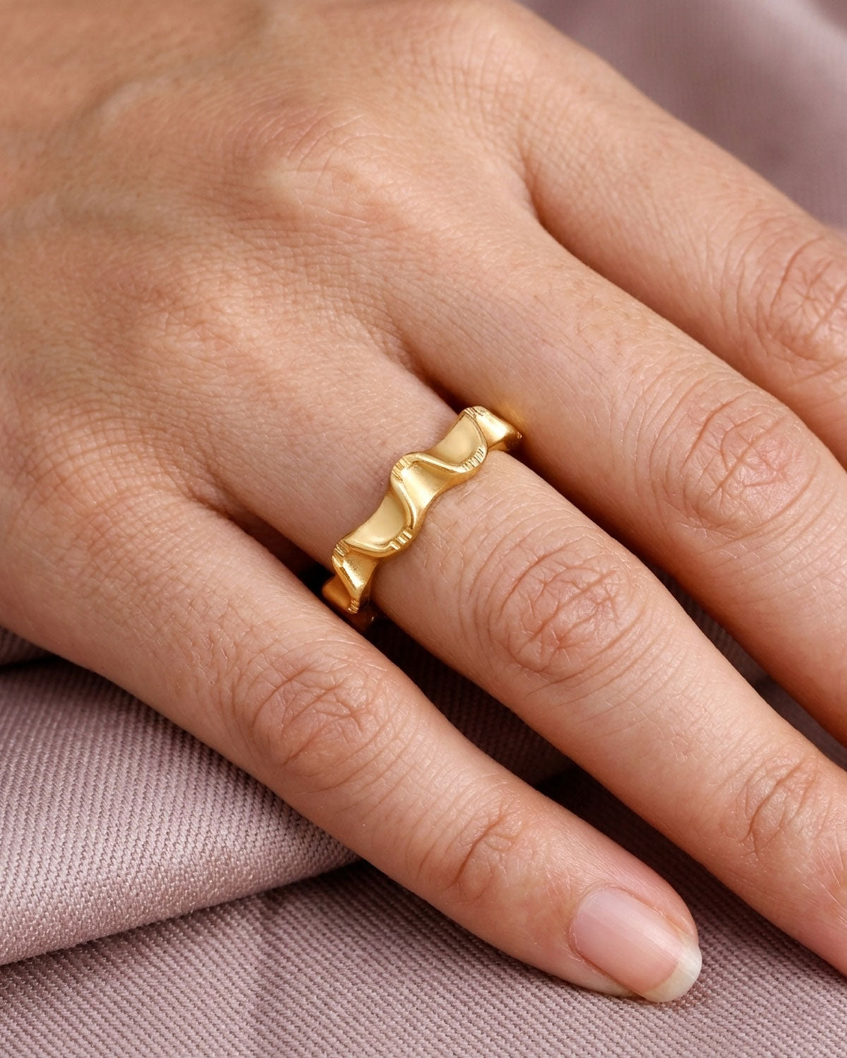 Attractive Curve Design Gold Ring IFR1615