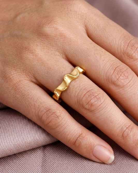 Attractive Curve Design Gold Ring IFR1615