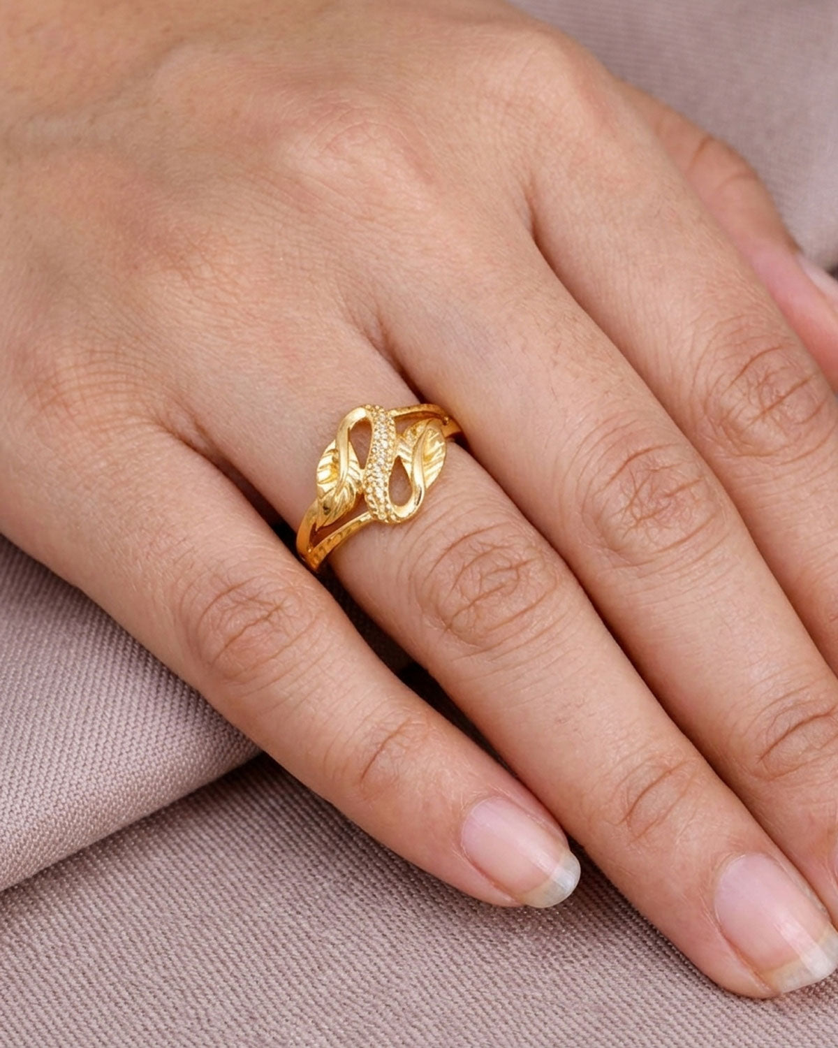 Beautiful Leaf Design Gold Ring IFR1636