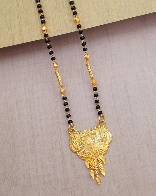 Yellow Gold Single Line Black Bead Mangalsutra Pendant Chain