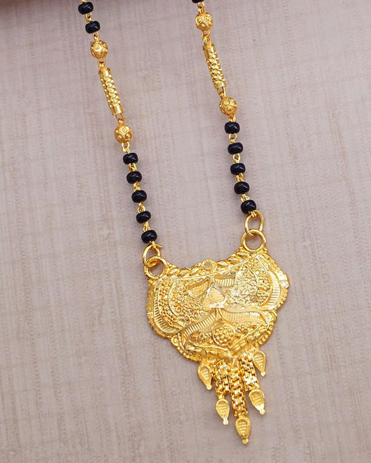 Yellow Gold Single Line Black Bead Mangalsutra Pendant Chain