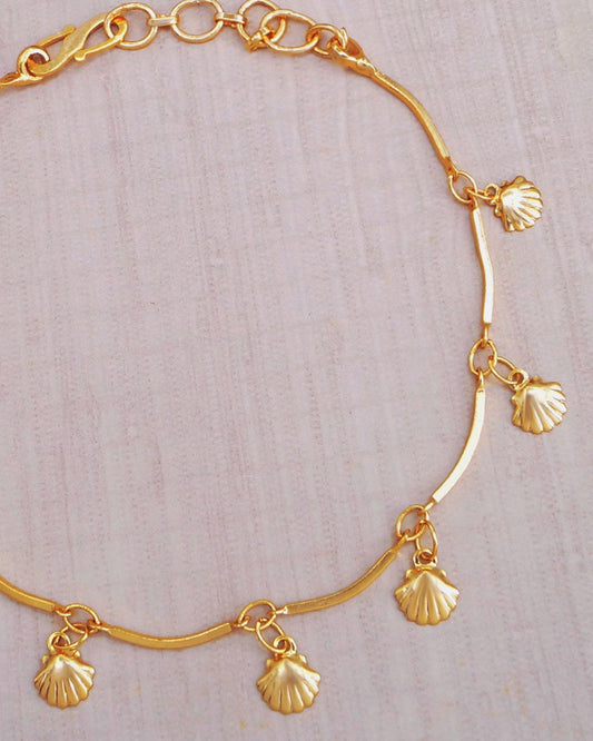 Latest Gold Collection Bracelet Design With Golden Sea Shells Hanging In The Bracelet