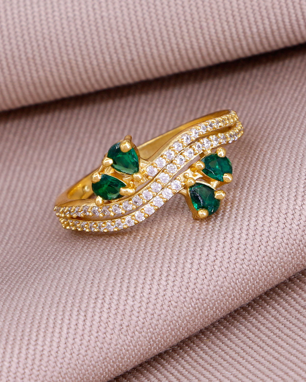 Diamond Studded Ring With Emerald Stone IFR1616